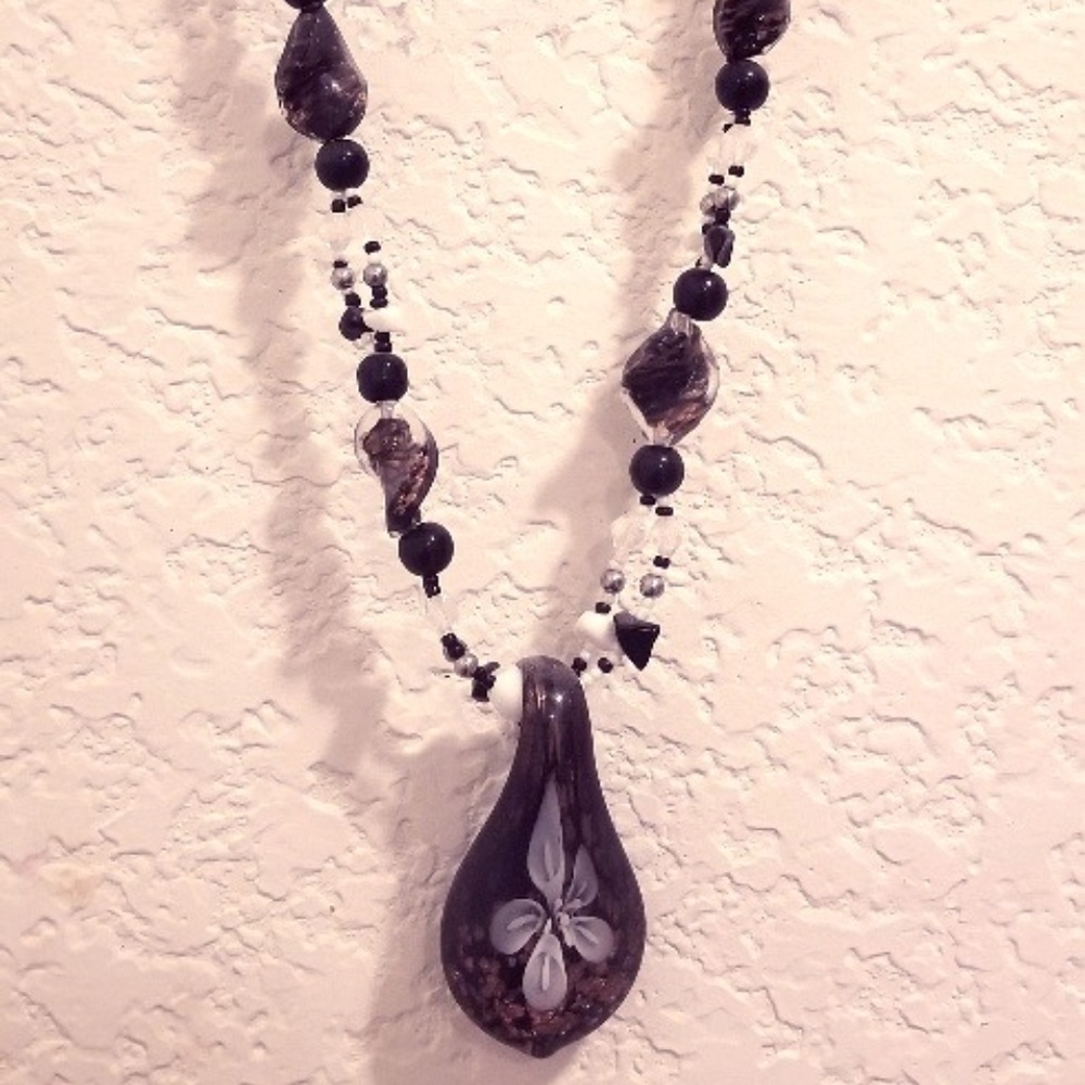 Black & White Glass Flower Beaded Necklace